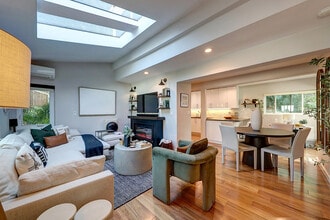 8326 Ridpath Dr in Los Angeles, CA - Foto de edificio - Building Photo