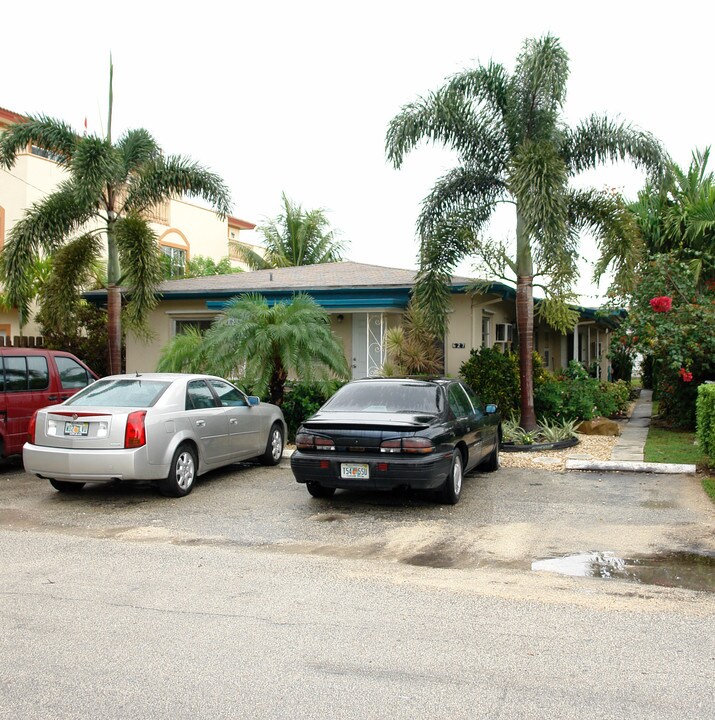 627 NE 8th Ave in Fort Lauderdale, FL - Building Photo