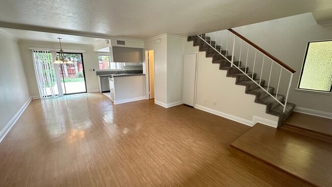 2424 Santa Ana Ave in Costa Mesa, CA - Foto de edificio - Building Photo