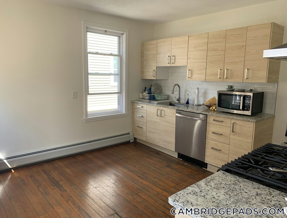 10 Clary St in Cambridge, MA - Building Photo