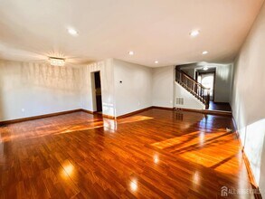 160 Thoreau Dr in Plainsboro, NJ - Building Photo - Building Photo