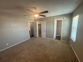 531 Bedford Rd in Bedford, TX - Building Photo