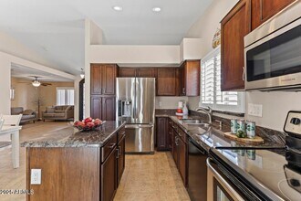 10747 W Via Del Sol in Sun City, AZ - Foto de edificio - Building Photo