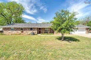 600 S Walnut St in Holliday, TX - Building Photo