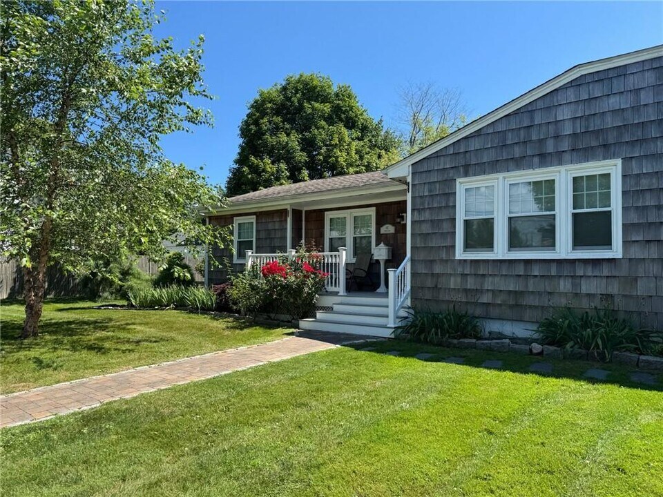 41 Dudley Ave in Newport, RI - Building Photo