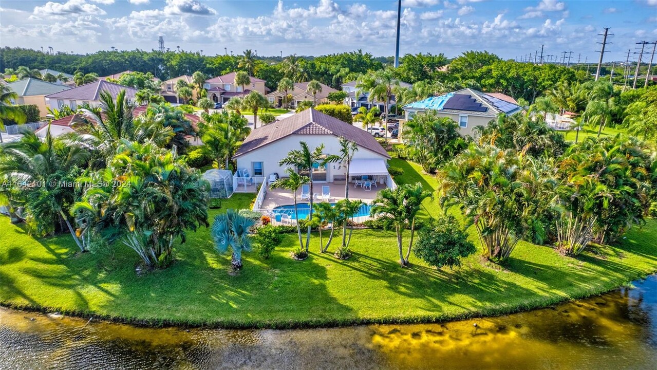 11092 Narragansett Bay Ct in Wellington, FL - Foto de edificio