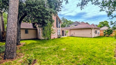 15707 Downford Dr in Tomball, TX - Foto de edificio - Building Photo