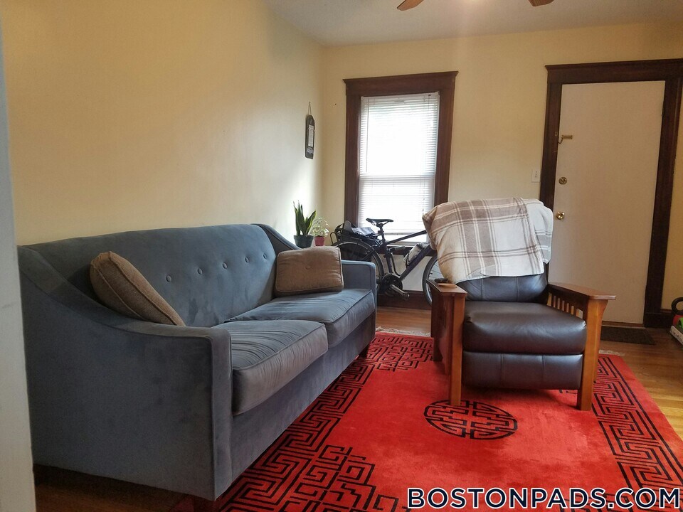 2572 Massachusetts Ave, Unit 1 in Cambridge, MA - Building Photo