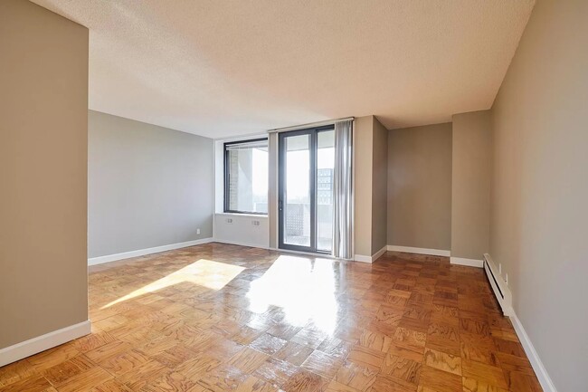 240 M St SW, Unit E404 in Washington, DC - Building Photo - Building Photo