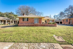 6520 St Moritz Ave in Dallas, TX - Building Photo