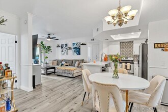 640 Camino De La Reina in San Diego, CA - Building Photo - Building Photo