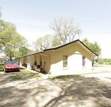 8587 Pontiac Lake Rd in White Lake, MI - Foto de edificio - Building Photo