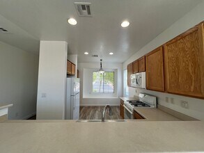 729 W Ship Wrecked Way in North Las Vegas, NV - Building Photo - Building Photo