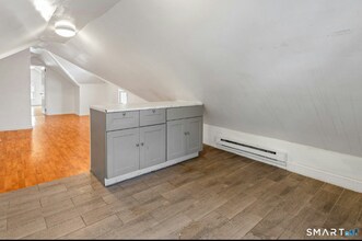 18 Grandview Ave, Unit 4 in Danbury, CT - Foto de edificio - Building Photo