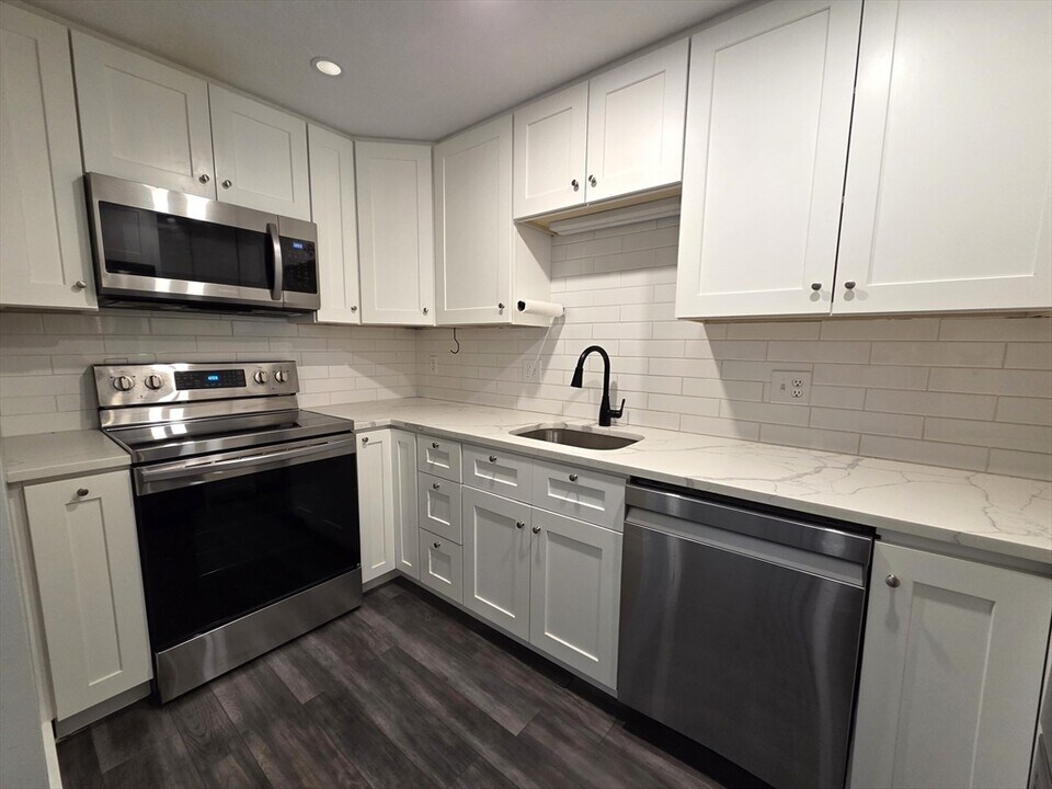 144 Quincy Shore Dr in Quincy, MA - Building Photo