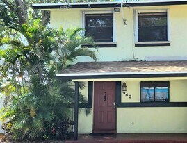 945 SW 8th St in Hallandale Beach, FL - Building Photo