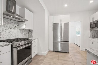 807 Croft Ave in Los Angeles, CA - Foto de edificio - Building Photo