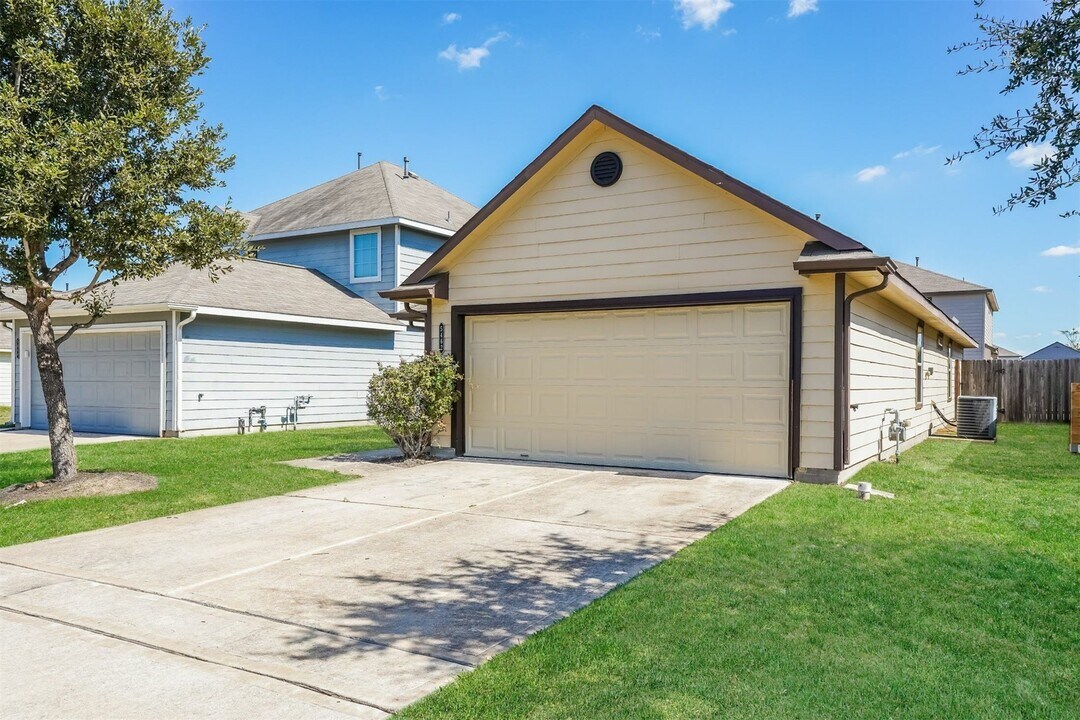 5462 Plantation Forest Dr in Katy, TX - Building Photo