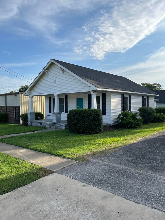 property at 118 SW Railroad St
