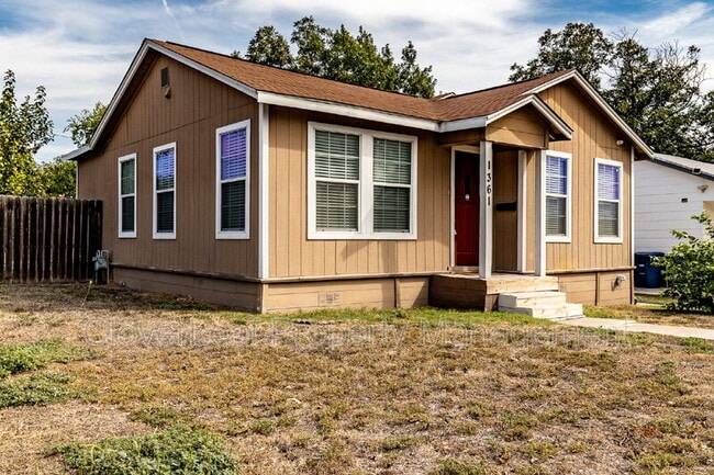 property at 1361 W Gramercy Pl