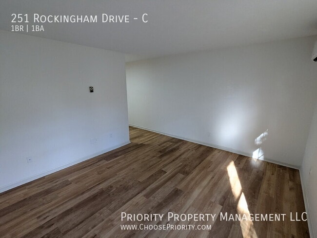 251 Rockingham Dr in Harrisonburg, VA - Foto de edificio - Building Photo