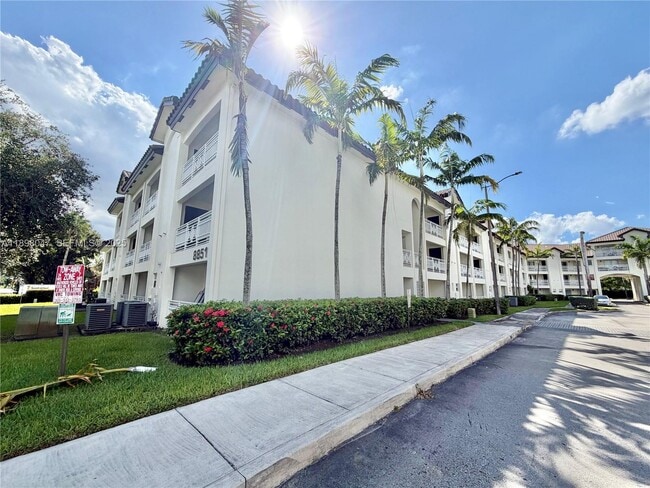 8851 NW 112th Ave in Doral, FL - Foto de edificio - Building Photo