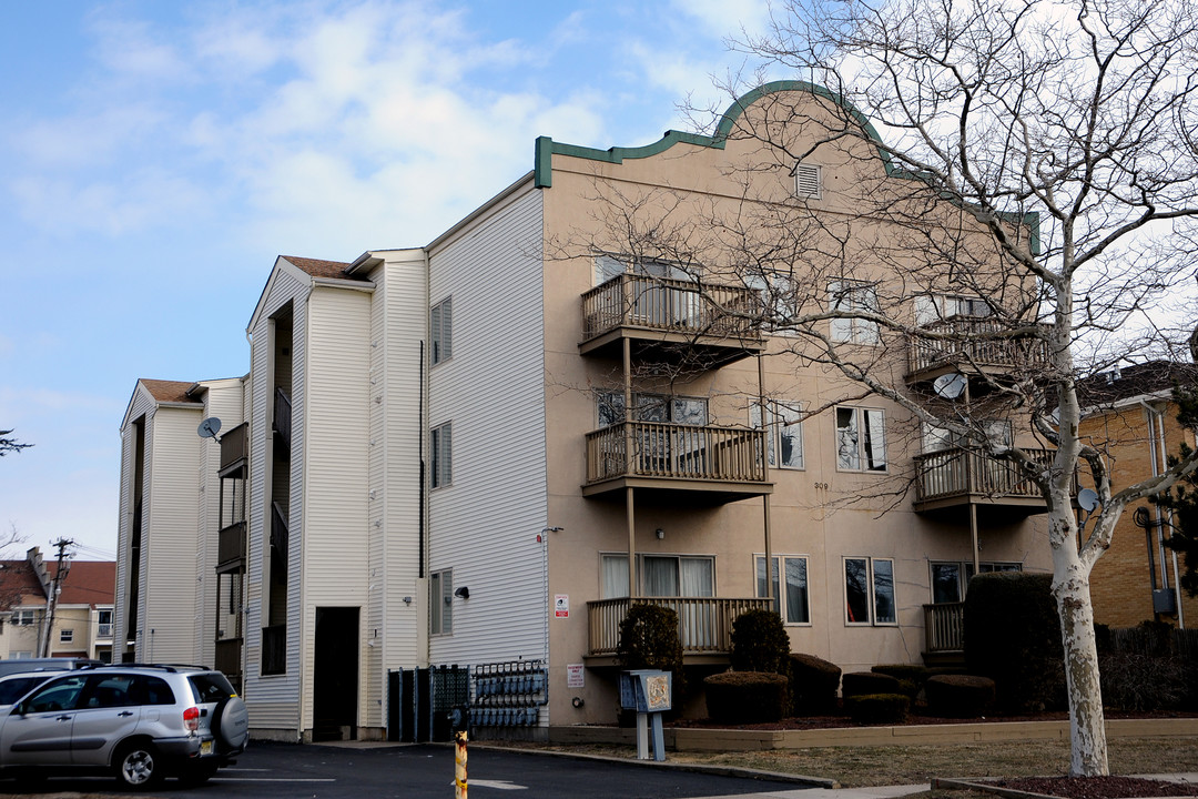 309 Sunset Ave in Asbury Park, NJ - Building Photo