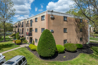 Meadowood Condominiums in Warminster, PA - Building Photo - Building Photo