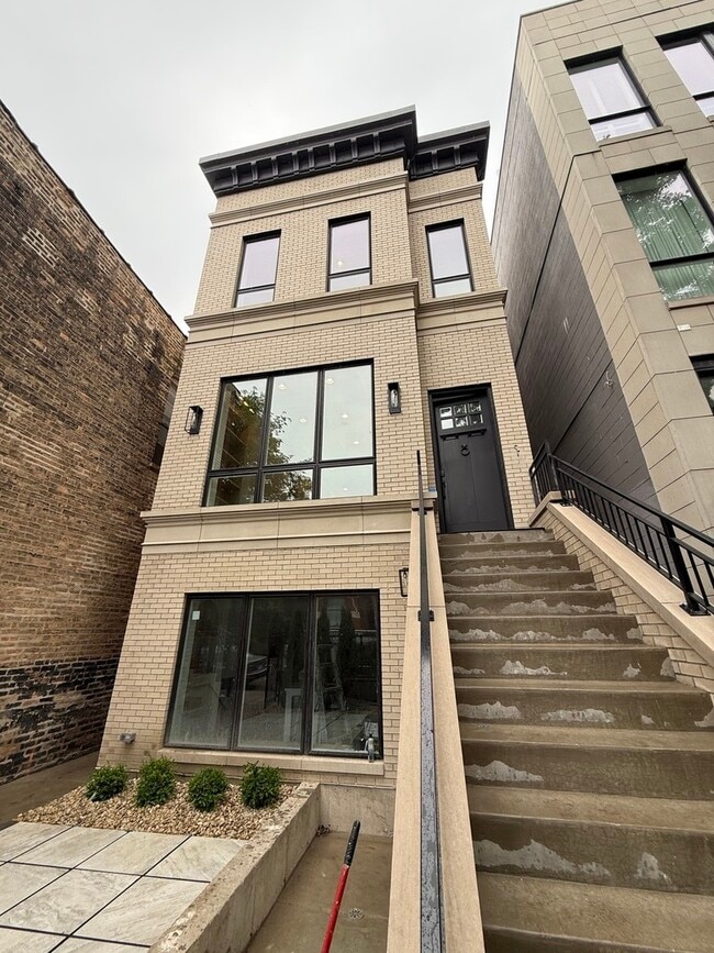 property at 2021 W Erie St