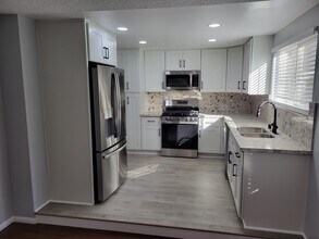 8417 Joan Ln in Los Angeles, CA - Foto de edificio - Building Photo