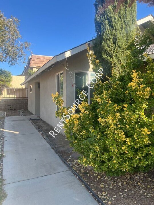 504 W Ave J4 in Lancaster, CA - Building Photo