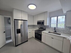 490 NE 170th St in North Miami Beach, FL - Building Photo