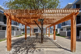Vista Azul in Dallas, TX - Foto de edificio - Building Photo