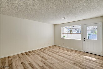 2040 Willowbury Dr in Las Vegas, NV - Building Photo - Building Photo