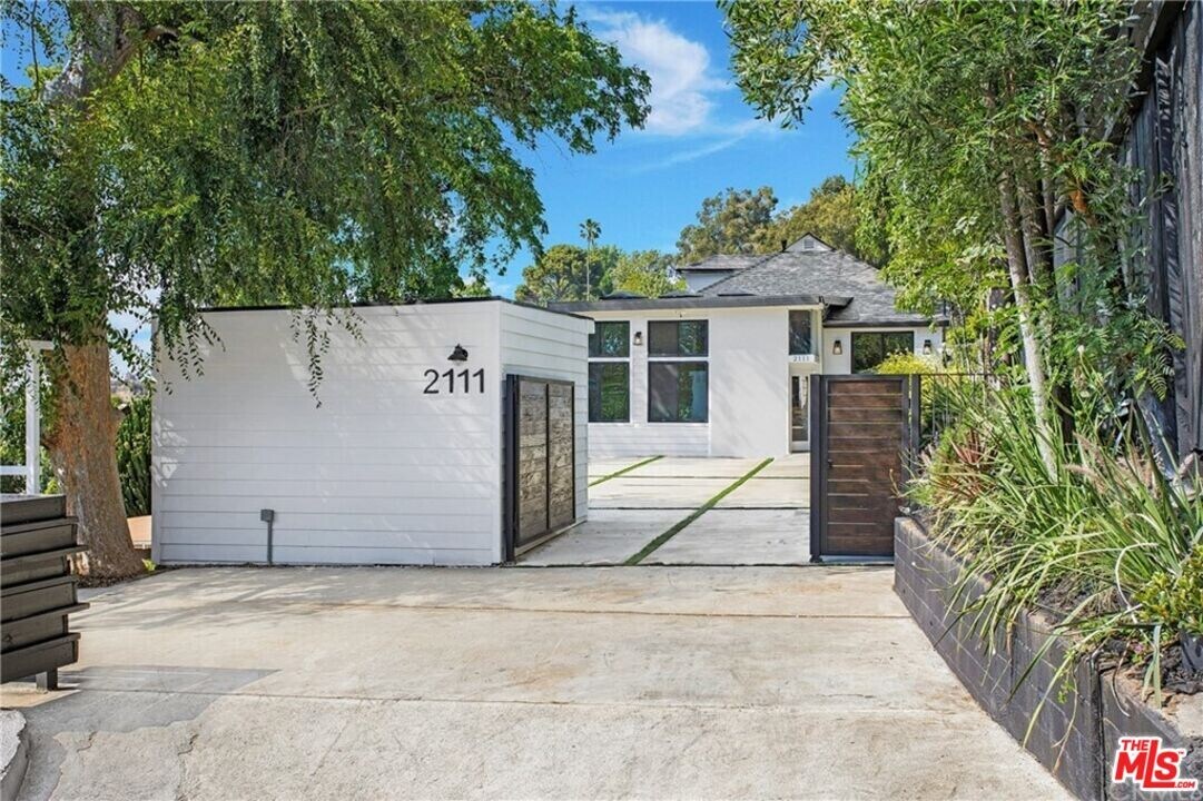 2111 Clifford St in Los Angeles, CA - Building Photo