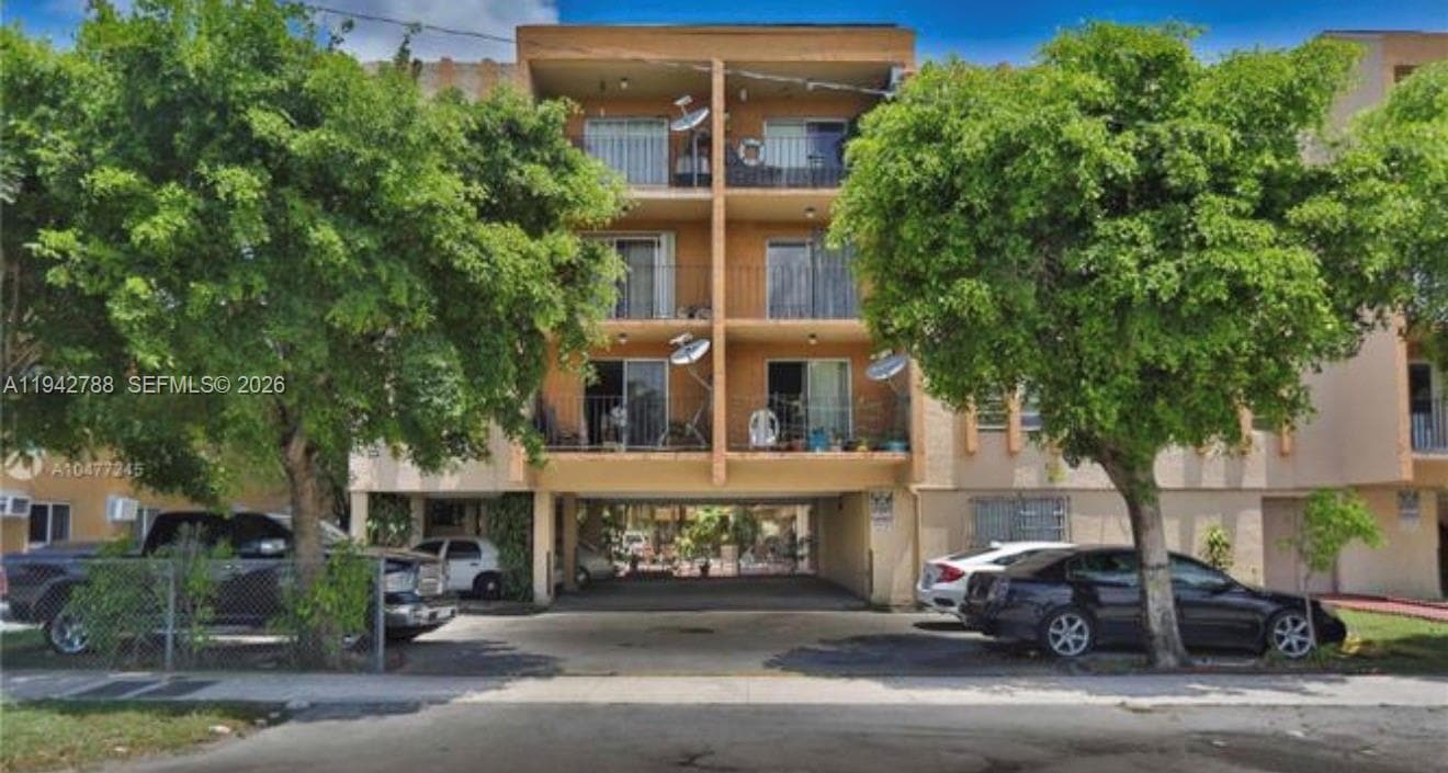 1085 W 68th St in Hialeah, FL - Building Photo