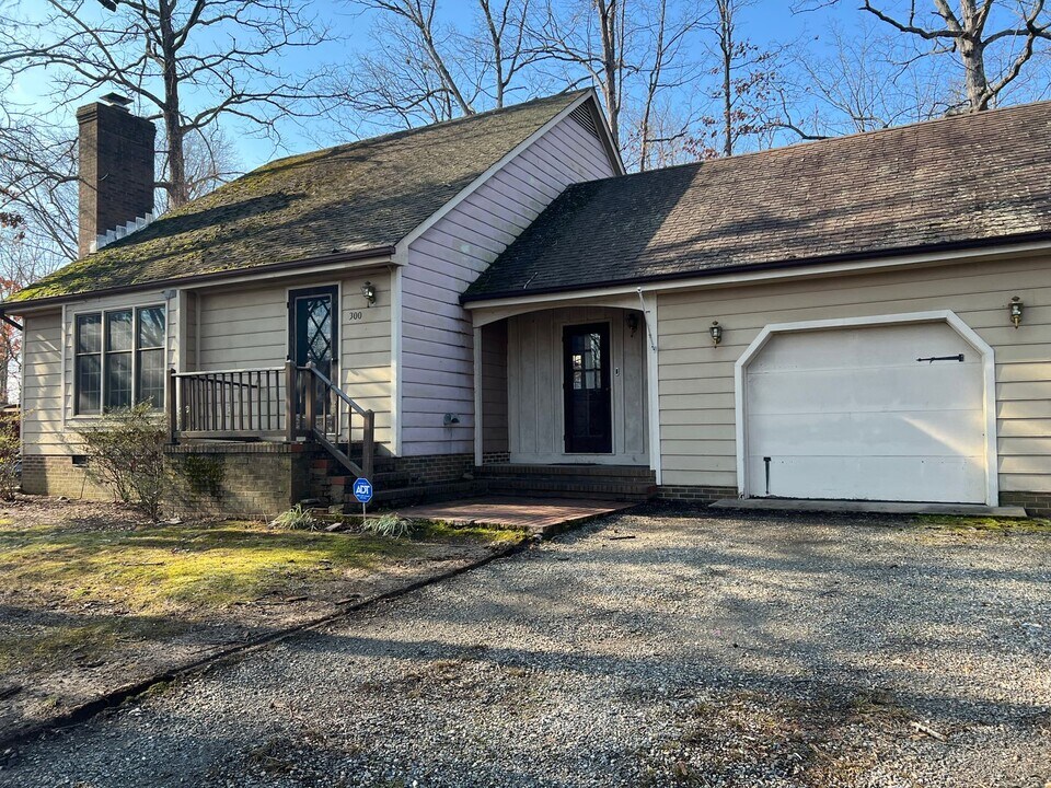 300 Pleasants Dr in Fredericksburg, VA - Building Photo