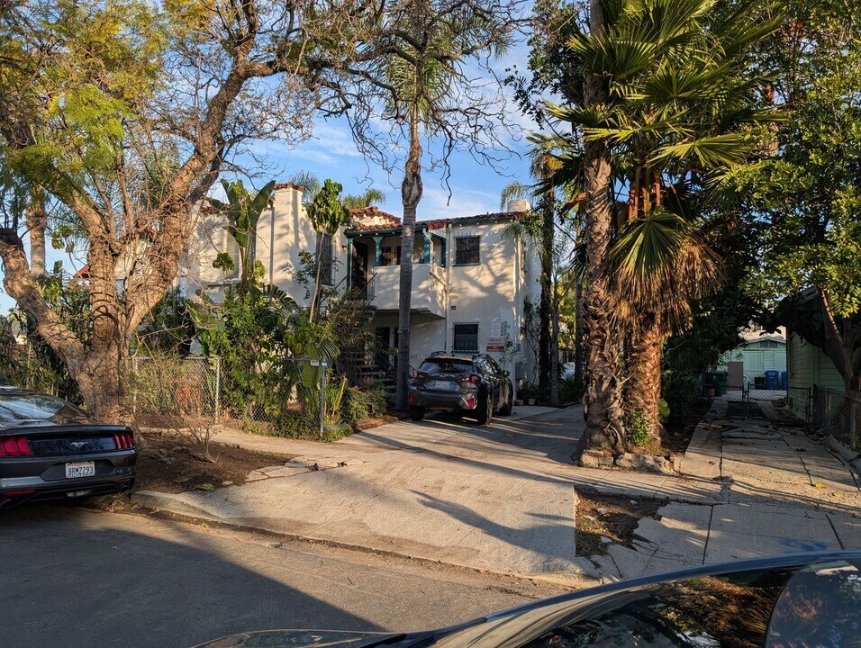 6137 Romaine St in Los Angeles, CA - Building Photo