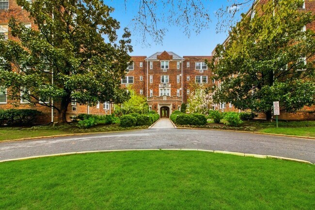 3051 Idaho Ave NW in Washington, DC - Building Photo - Building Photo