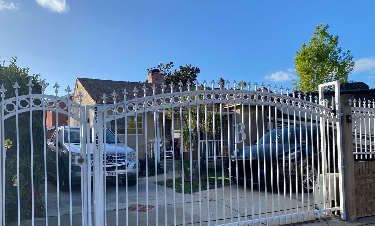 5965 Wilbur Ave in Los Angeles, CA - Building Photo