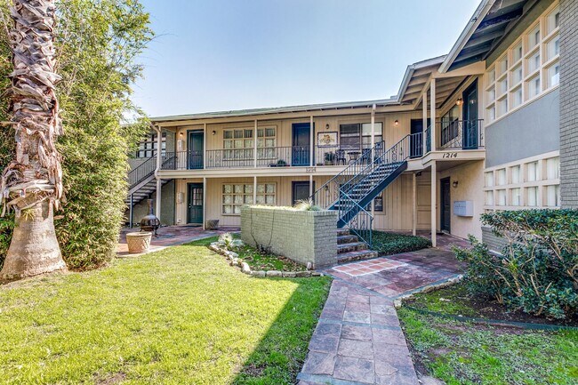 1803 La Sombra Dr