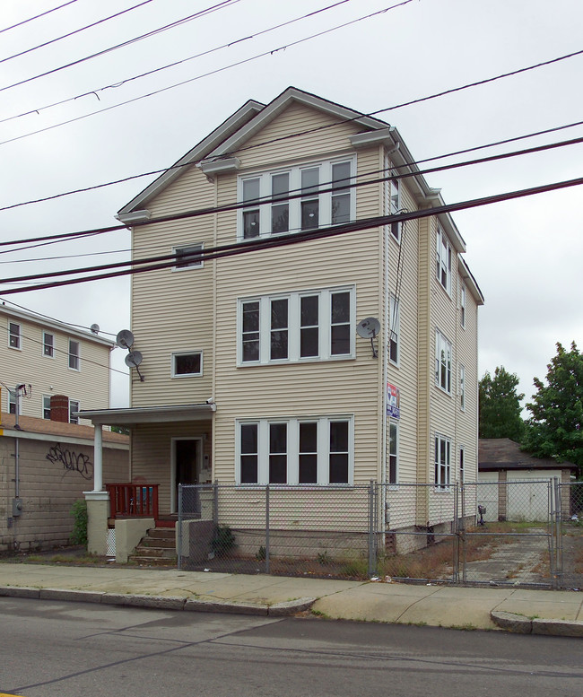 331-341 Douglas Ave in Providence, RI - Foto de edificio - Building Photo