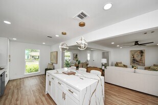 6249 Locke Ln in Houston, TX - Building Photo