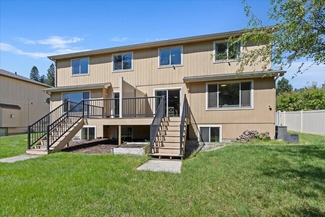 9308 North Mountain Lane in Spokane, WA - Foto de edificio - Building Photo