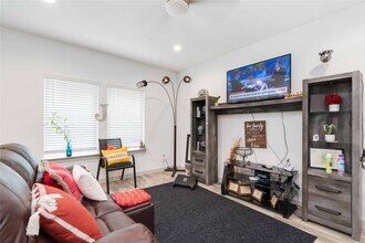 7730 Robert Ln in Arcola, TX - Foto de edificio - Building Photo