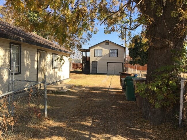 132 Hopkins Ave in Bakersfield, CA - Building Photo - Building Photo