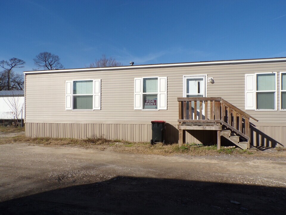 16023 Red Oak in Channelview, TX - Foto de edificio