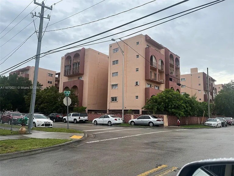 460 E 23rd St, Unit 513 in Hialeah, FL - Building Photo