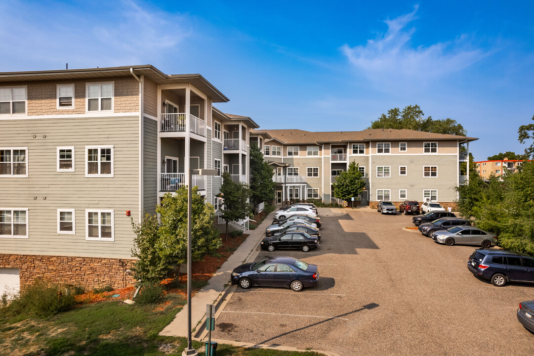 McCarrons Pond in Roseville, MN - Foto de edificio