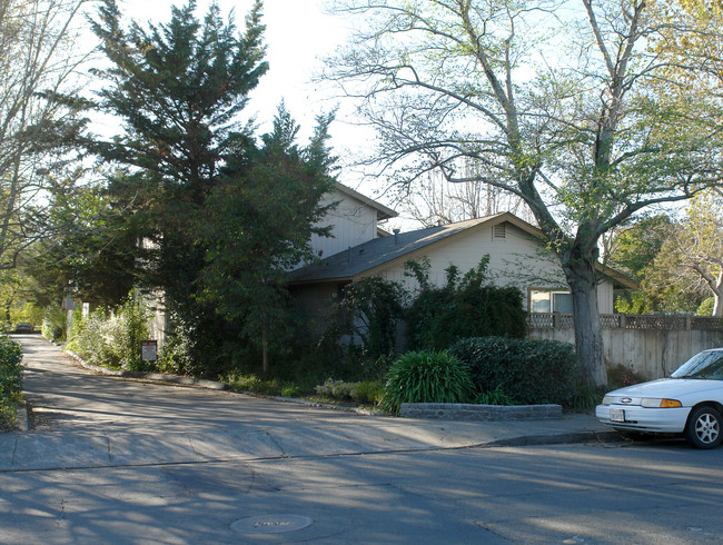 1453-1473 Dutton Ave in Santa Rosa, CA - Foto de edificio - Building Photo